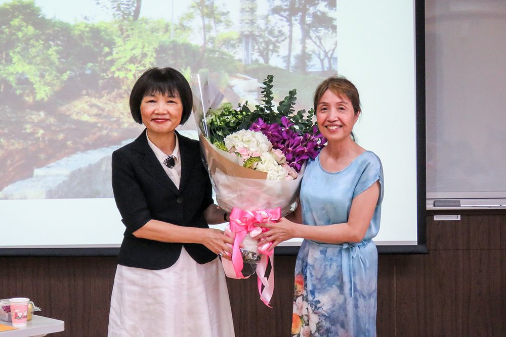 Outgoing Director Chiu (right) and Director of Academic Affairs Li-Yuan Chen (陳立元; left).