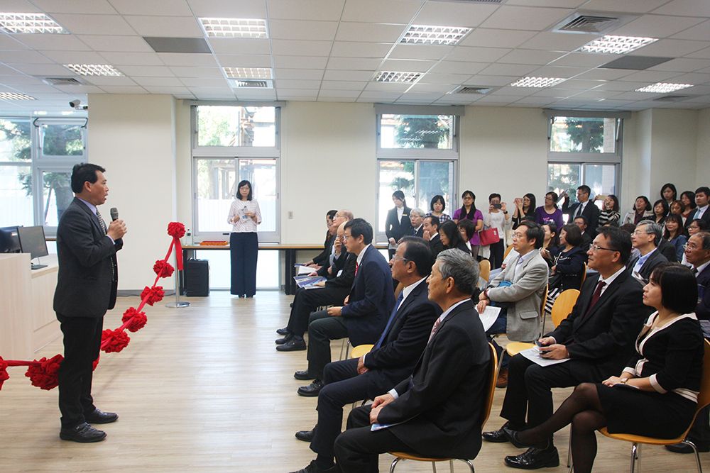 Welcoming remarks by NTU Librarian Kuang-Hua Chen (陳光華).