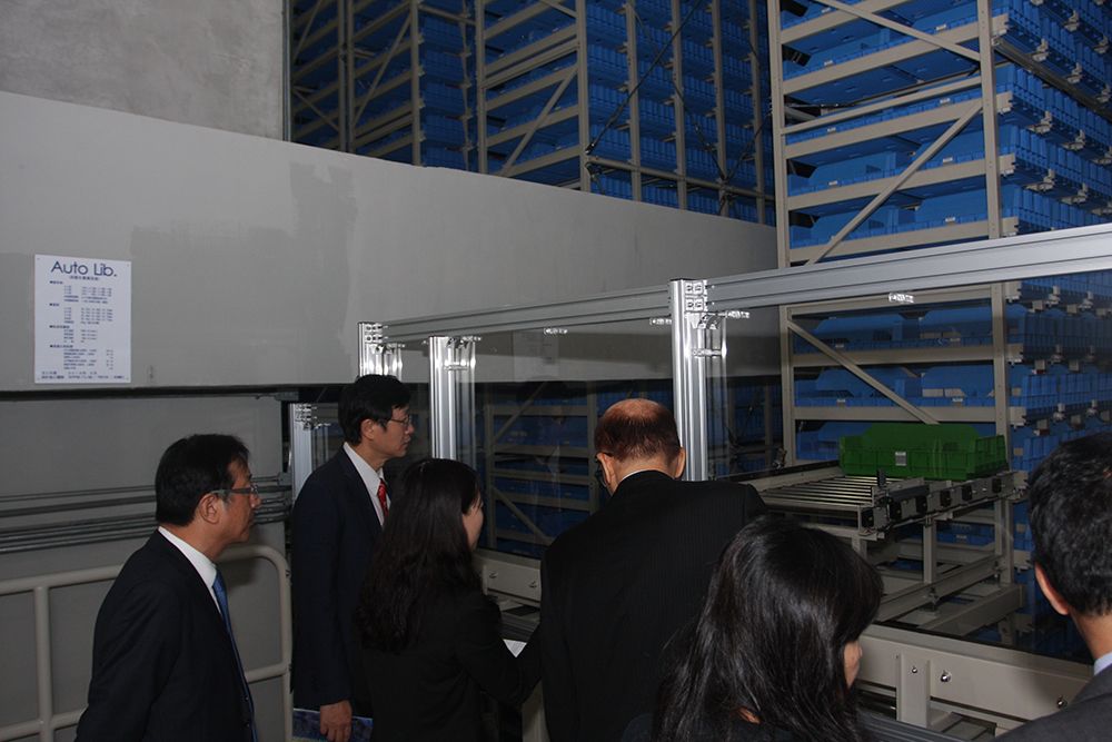 A visit to the ASRS by Interim President Kuo and other VIPs.