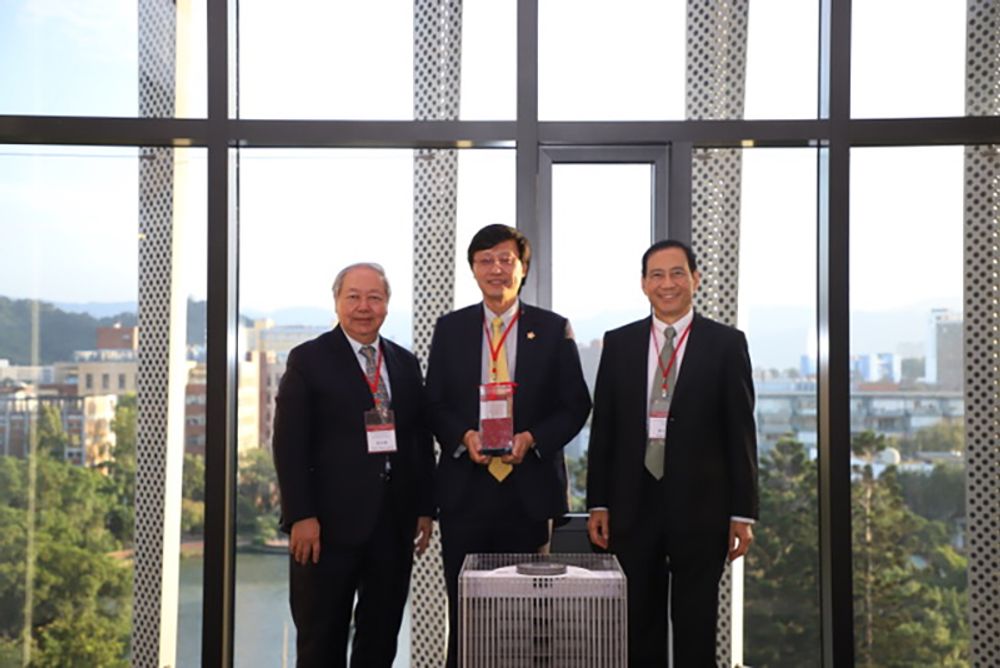(From left) Vice Chairman Chee-Chun Leung, NTU Interim President Tei-Wei Kuo, and LeCosPA Director Pisin Chen at the donation ceremony.