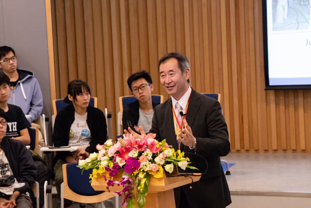 Prof. Takaaki Kajita delivers a lecture at the Hall.