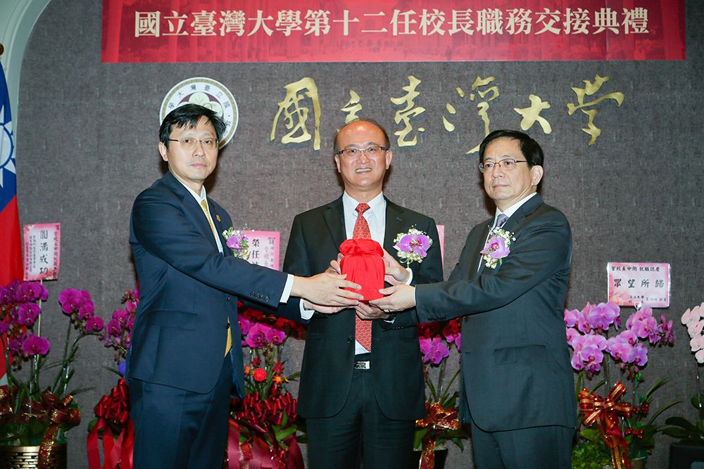 Handover at the ceremony: (From right) incoming President Chung-Ming Kuan, Mr. Teng-Chiao Lin, and outgoing Interim President Tei-Wei Kuo.