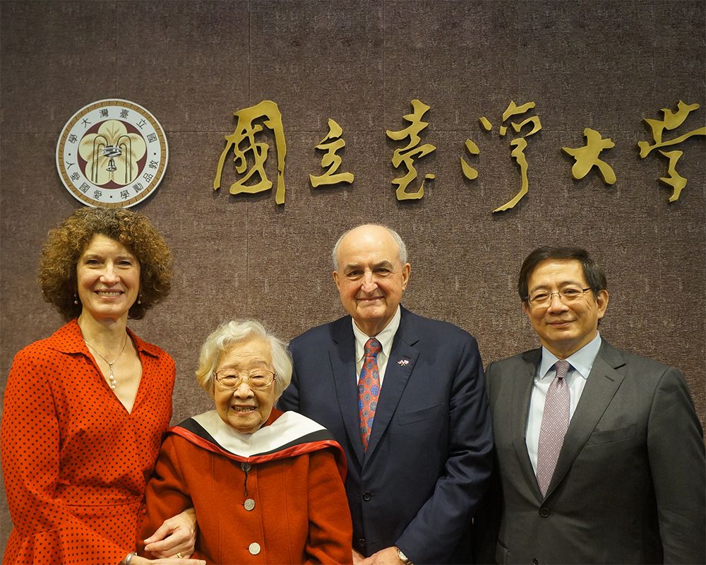 Emeritus Prof. Pang-Yuan Chi Awarded Honorary Doctorate by IU Bloomington-封面圖