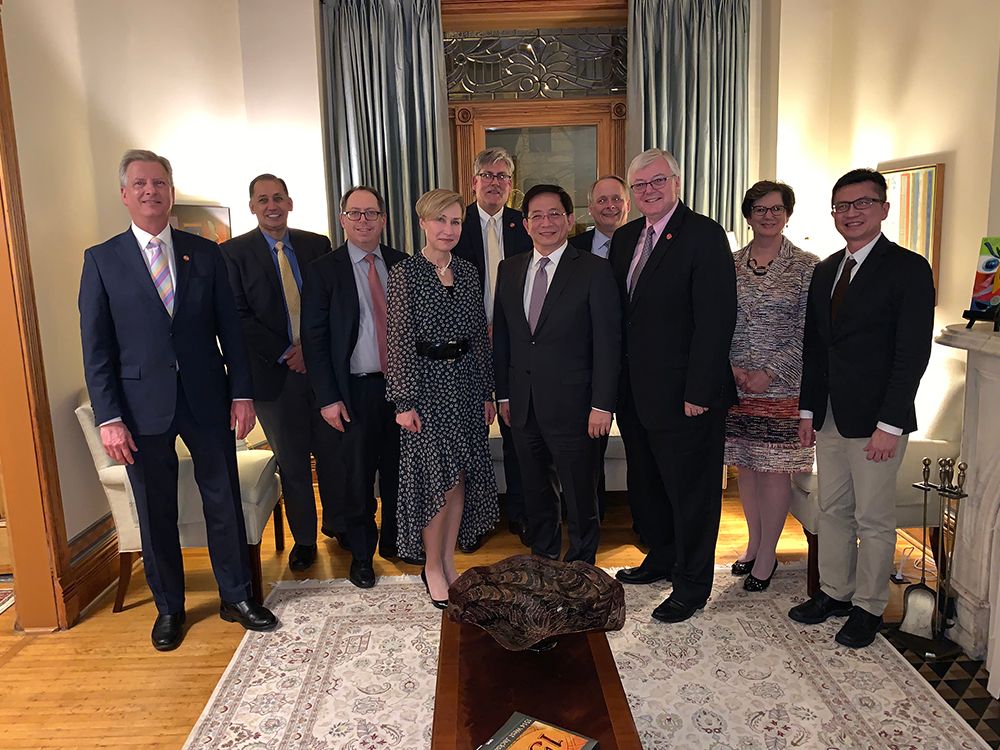 President Kuan poses with UIC Chancellor Michael Amiridis (third from right) after the banquet.
