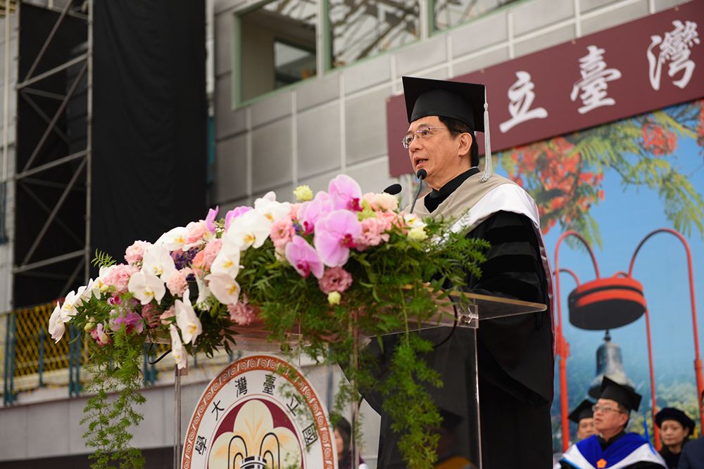 Commencement address by President Kuan.