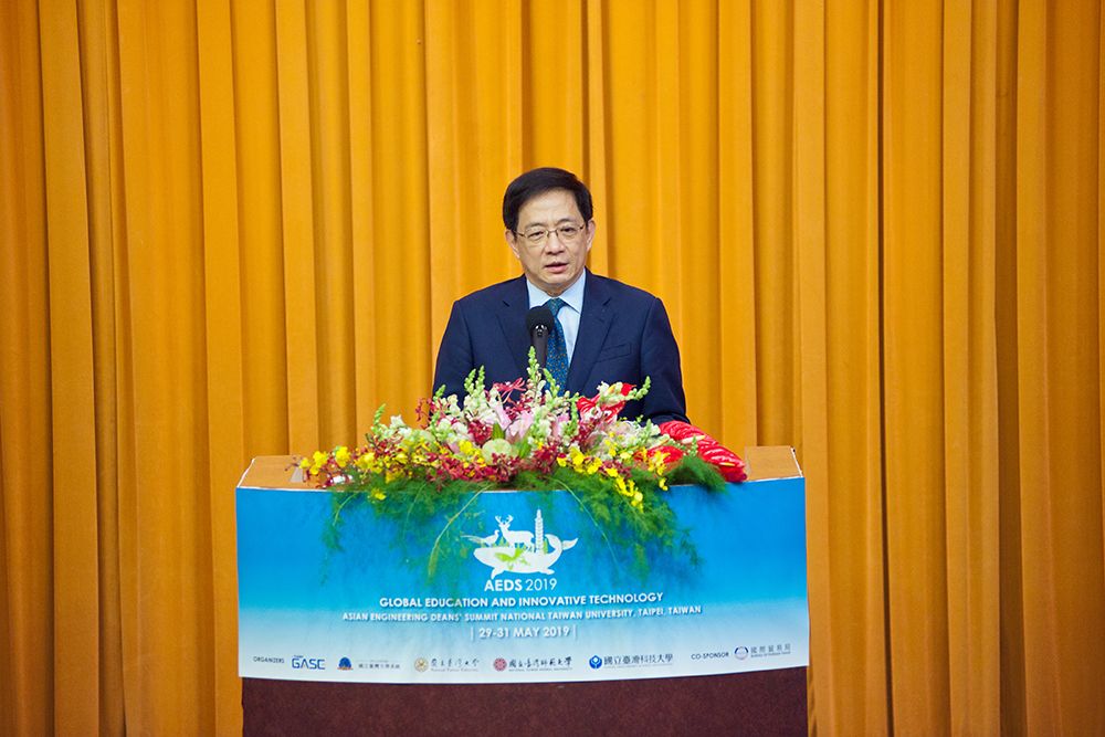 Image2:NTU President Chung-Ming Kuan addresses the attendees at the 2019 AEDS.