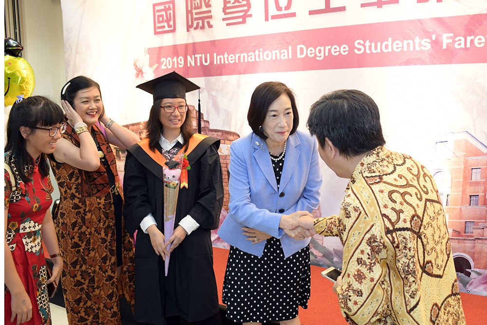 Executive Vice President Chou warmly welcomes international degree students and their guests.