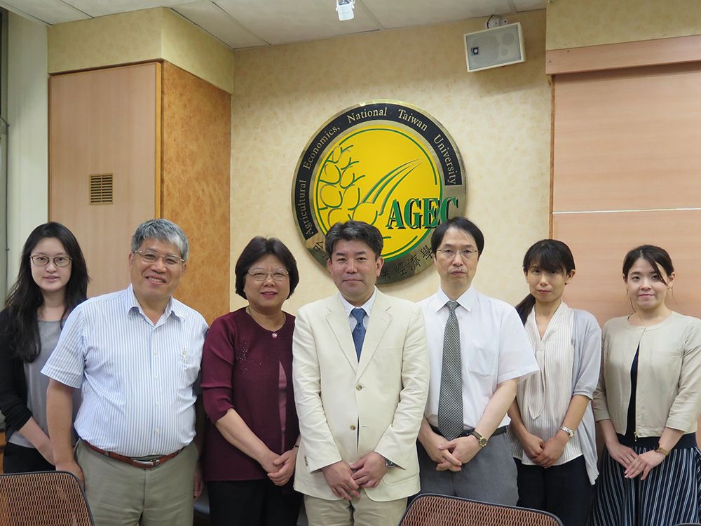 The delegation visits NTU’s Department of Agricultural Economics.