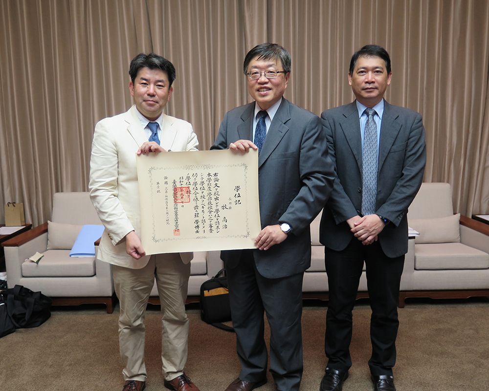UToyama’s EVP Ikeda Donates the First TIU-Issued Doctoral Diploma to NTU
