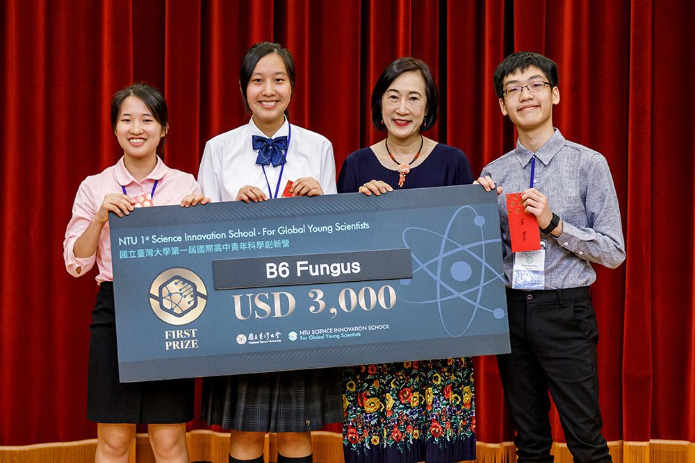 Image1:Three students from Taipei Municipal Jianguo High School, Taipei First Girls High School, and Hiroo Gakuen Junior &amp; Senior High School, Japan, jointly win the first prize with their research project “Break the Mold.”