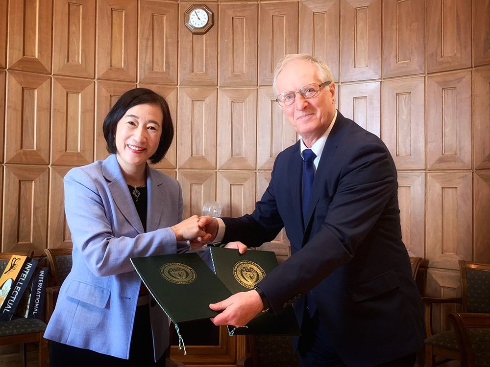 NTU Executive Vice President Chou (left) signs an MOU with WUT Vice Rector for Research, Prof. Rajmund Bacewicz (right).