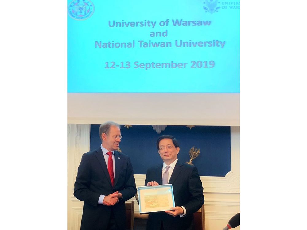 President Kuan (right) leads a delegation to Eastern Europe and signs an MOU with UW.