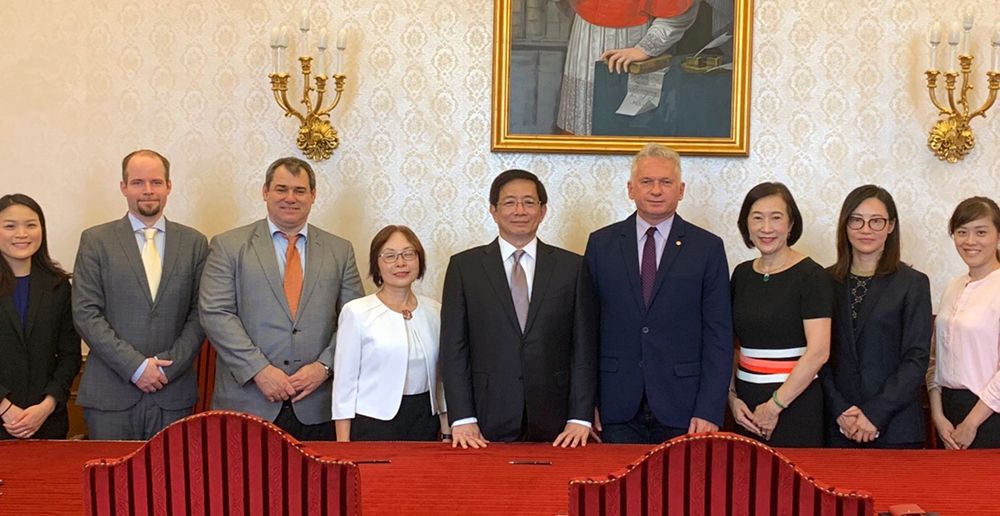 NTU delegation, ELTE Rector Borhy (fourth from right), NTU Executive Vice President Chiapei Chou (周家蓓; third from right), and ELTE staff members at the agreement signing ceremony.