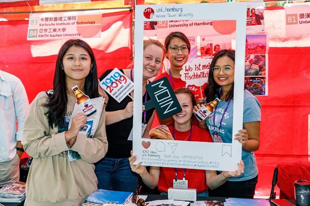 Image5:The booth of the University of Hamburg at the Study Abroad Fair.