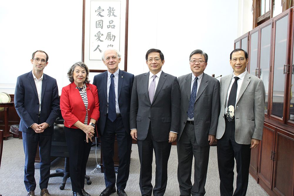 Prof. Mourou (third from left) visits President Chung-Ming Kuan (管中閔; third from right) after the speech.