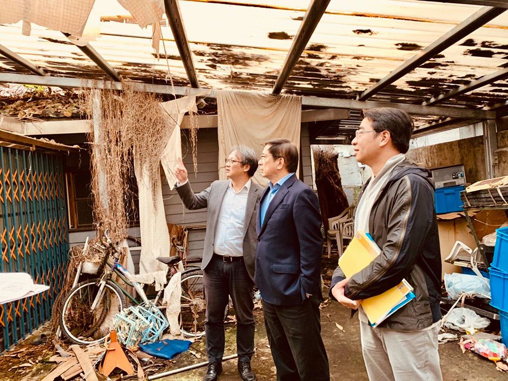 President Chung-Ming Kuan (管中閔; center) visits the former residence of Prof. Jing-Nong Tai with Vice President for General Affairs Yu-Ning Louis Ge (葛宇甯; left) and Deputy Vice President for General Affairs Wen-Cheng Liao (廖文正; right).
