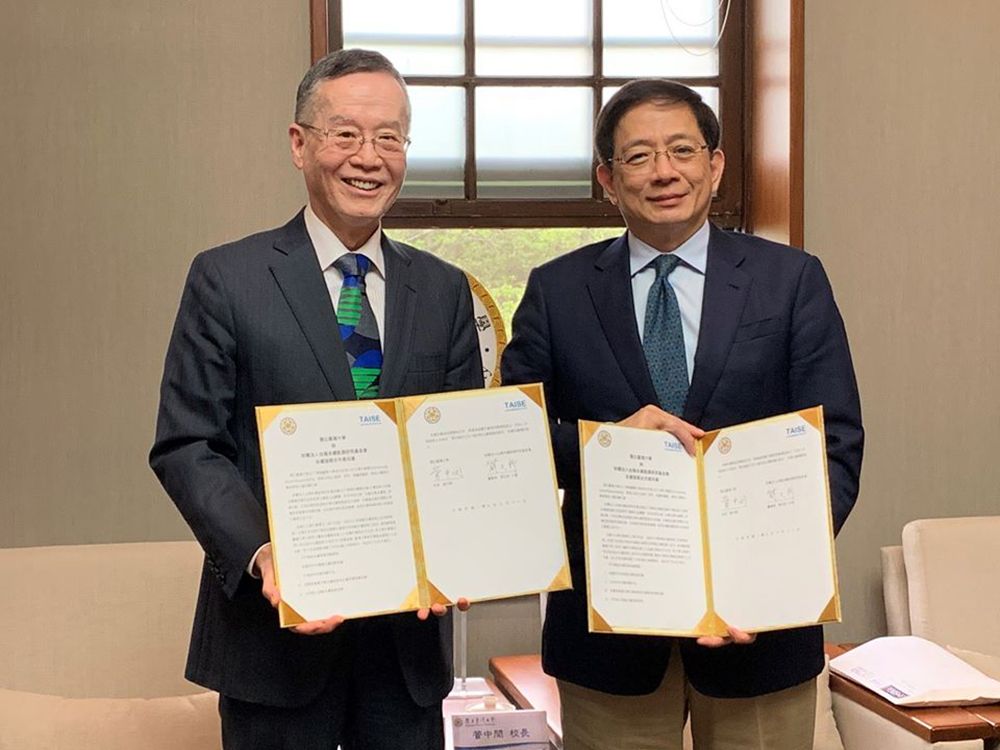 Dr. Eugene Chien (left) and President Chung-Ming Kuan (right) sign a letter of intent to promote sustainable development.