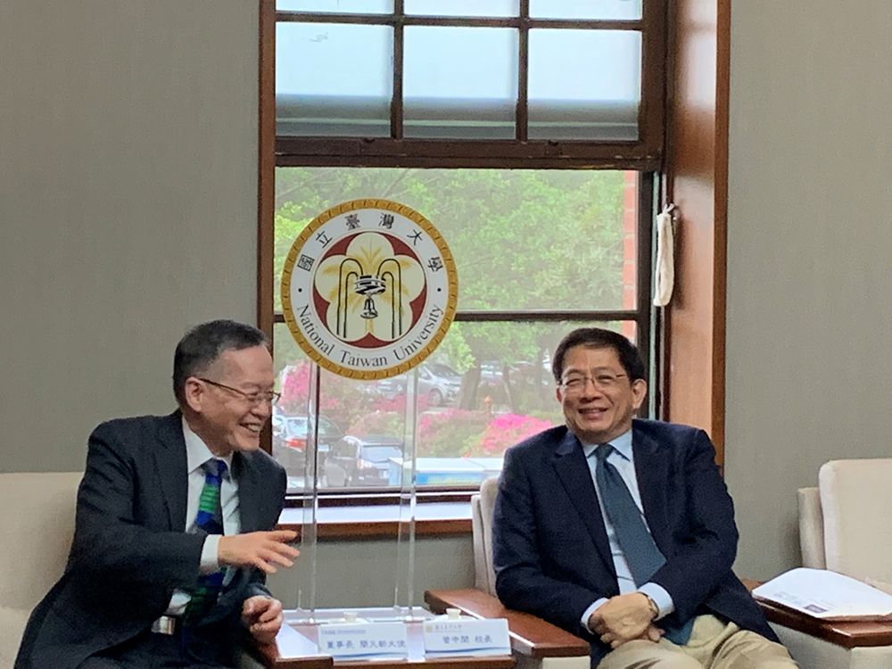 Dr. Chien (left) and President Kuan (right) meet at NTU.
