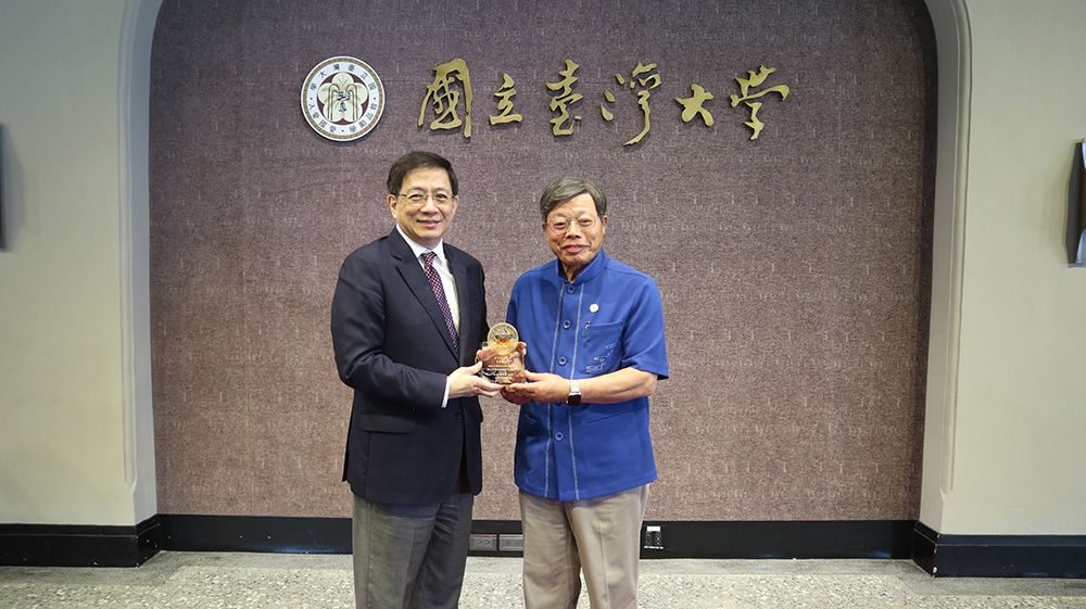 Image2:Mr. Mau-Nan Chu (朱茂男; right), Chairman of Holding Disp.