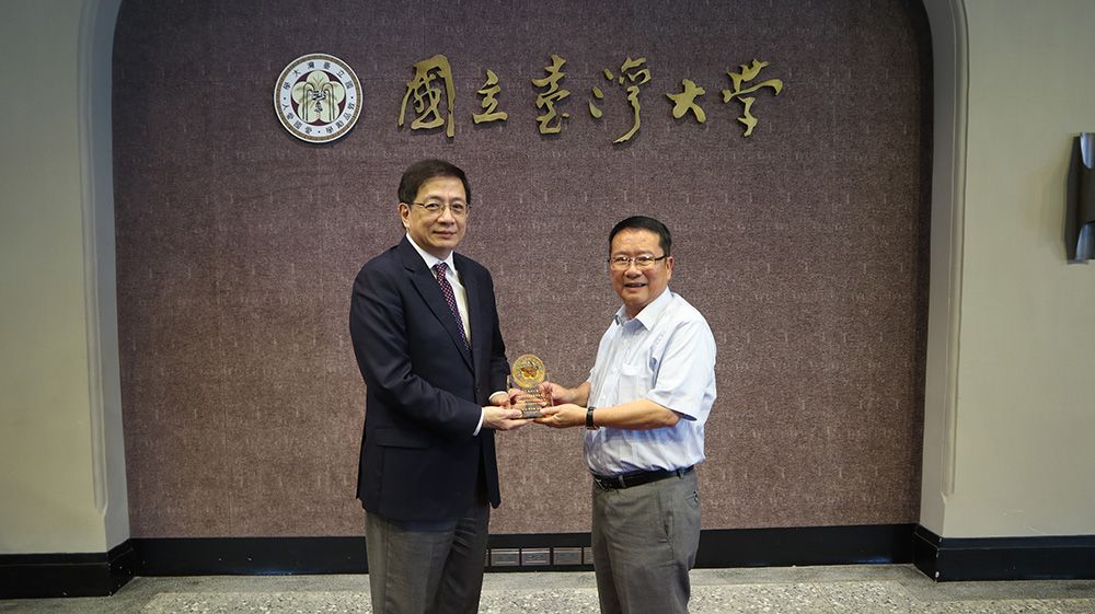 Image3:Mr. Chenpang Wu (吳正邦; right), Chairman of CH Biotech.