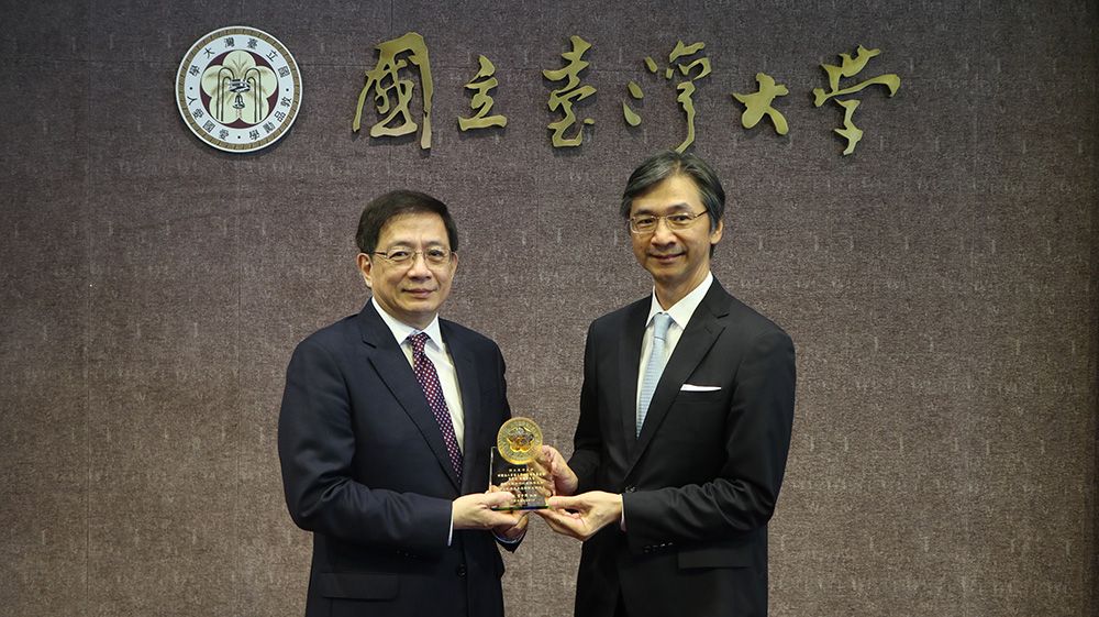 Image6:Mr. Chiao-Chang Huang (黃教漳; right), President of Chongde Industrial Research and Development Foundation.