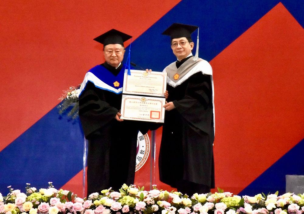 Image2:President Chung-Ming Kuan granting an honorary doctorate to Bruce C.H.Cheng (鄭崇華), founder and honorary chairman of Delta Group.