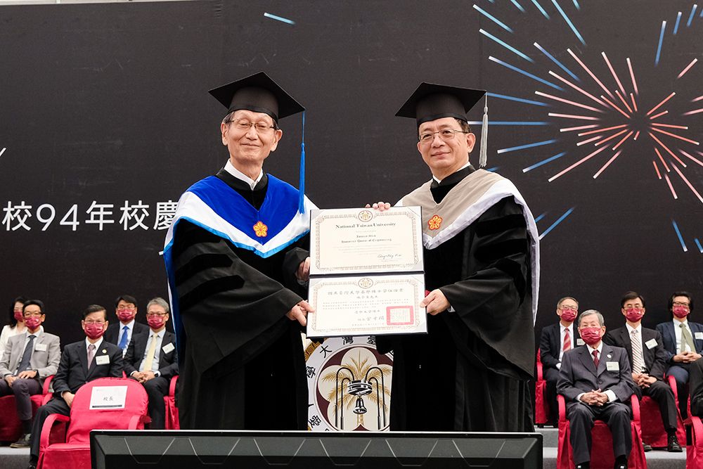 Image3:President Kuan granted an honorary doctorate to Mr. Jonney Shih.
