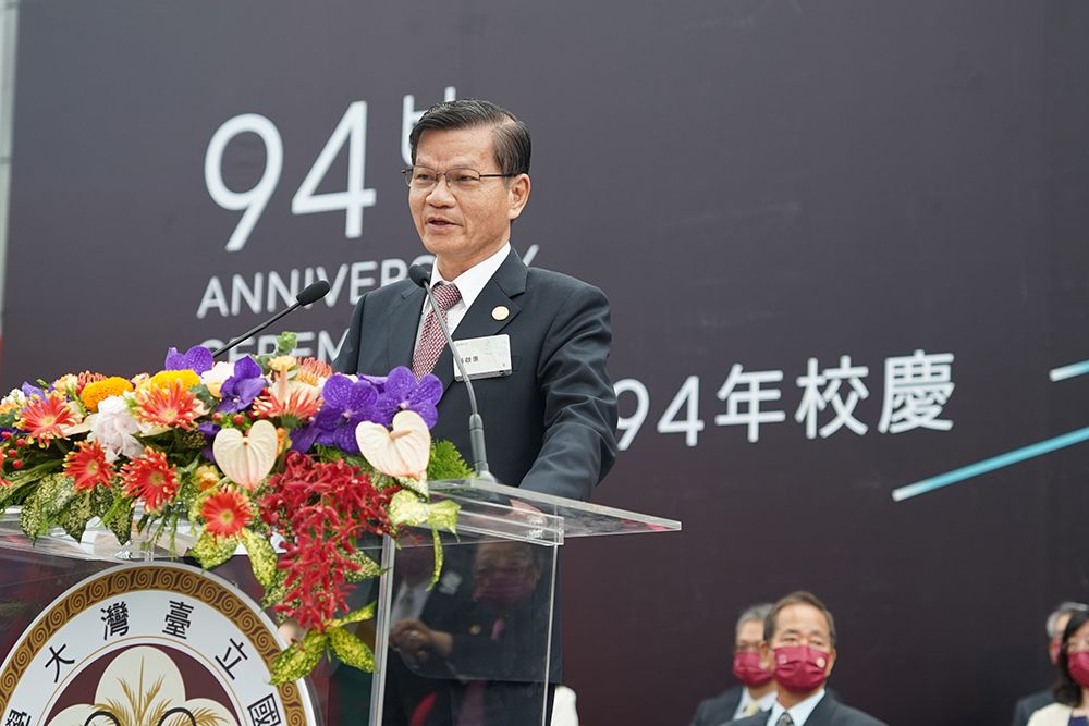 Image4:The recipient of the Distinguished Alumni Award  Chi-Huey Wong gave a speech at the ceremony.