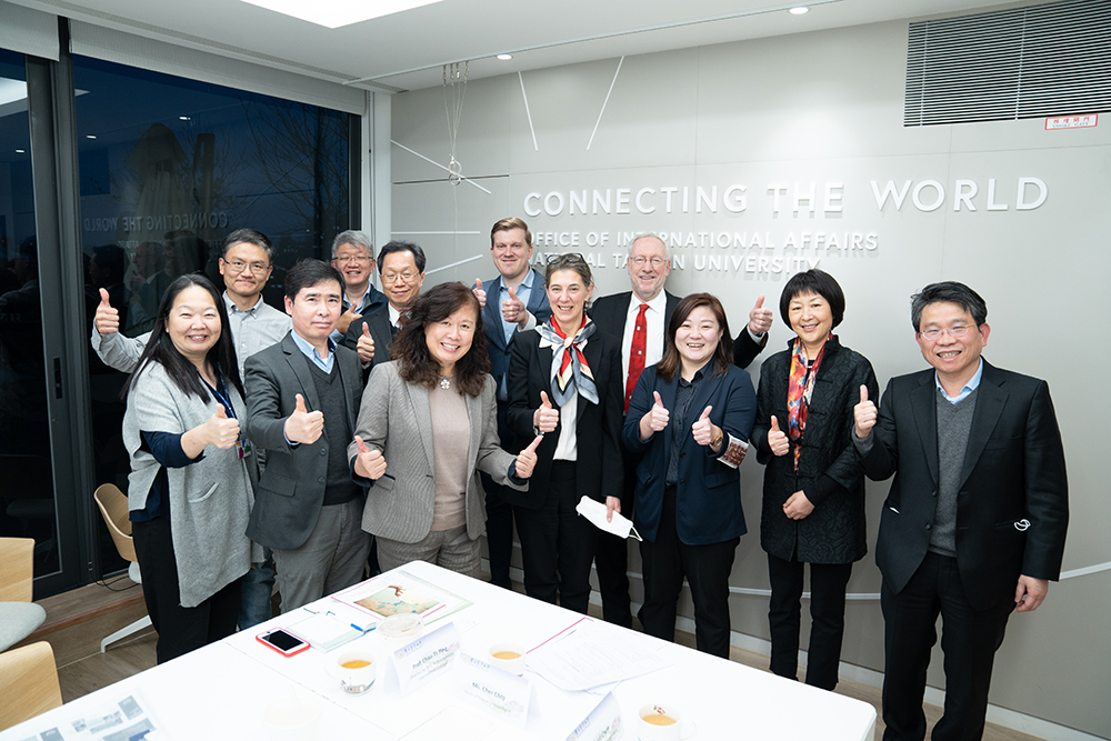Image1:Group photo of the NTU faculty members and the guests from Cornell University.