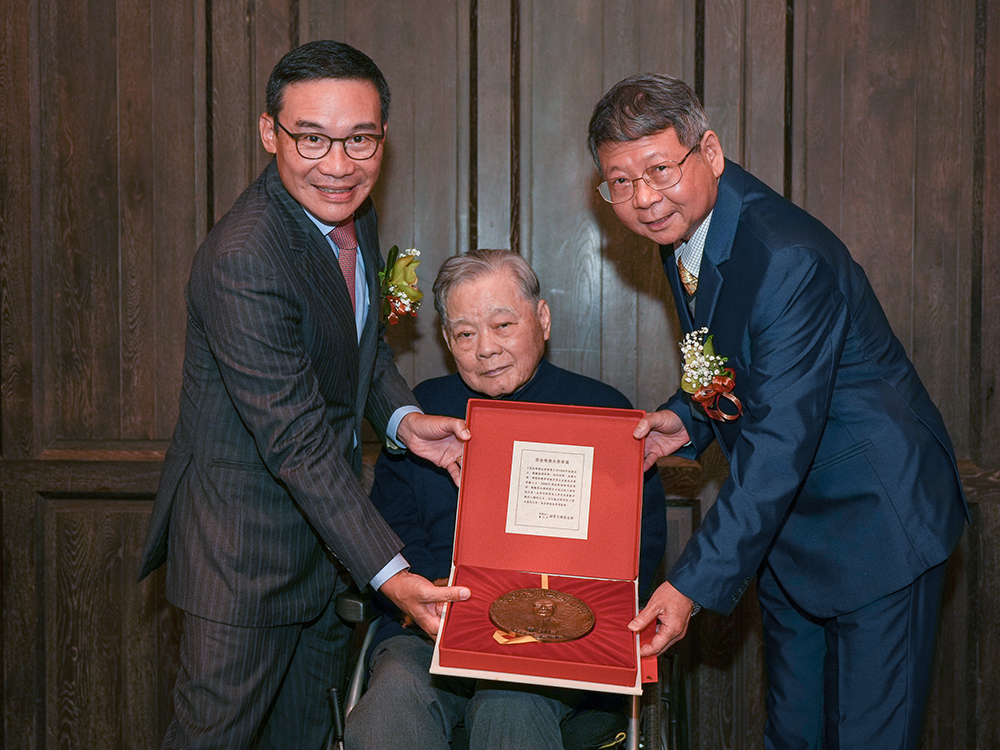 Image1:Tung Ho Steel Enterprise Corp. Honorary Chairman Earle J. S. Ho (侯貞雄)(middle) and Chairman & CEO Henry C. T. Ho (侯傑騰)(left) presenting the award to Prof. Hsin-Chih Lin (林新智)(right).
