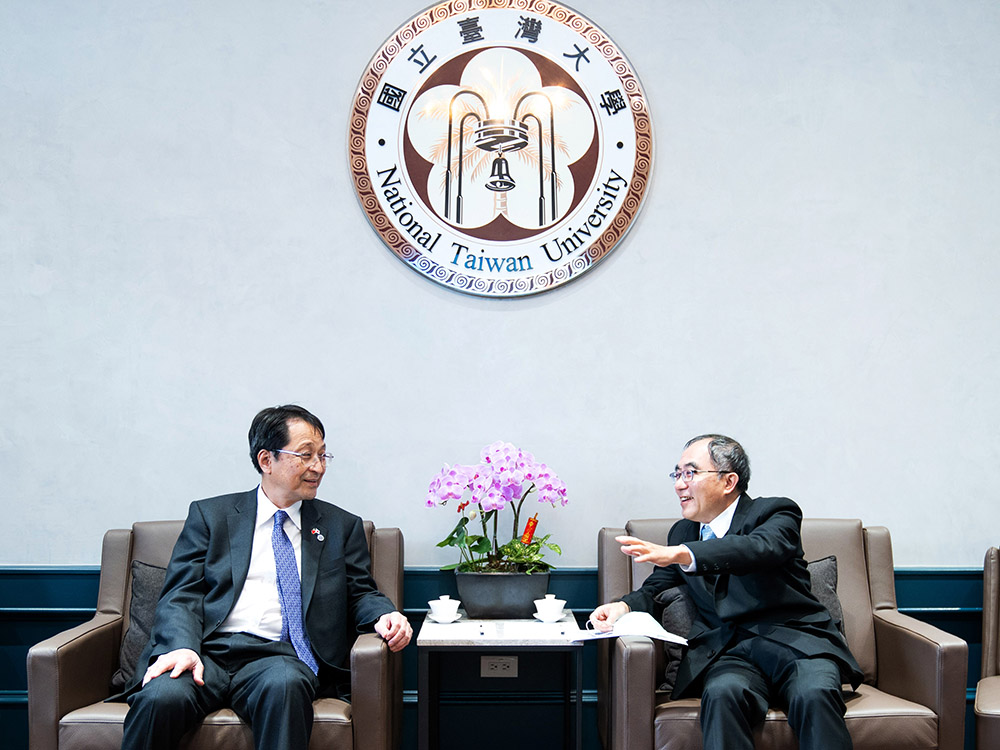 Image1:UT President Nagata Kyosuke (left) and NTU President Wen-Chang Chen (right) met at the first in-person meeting after the pandemic.