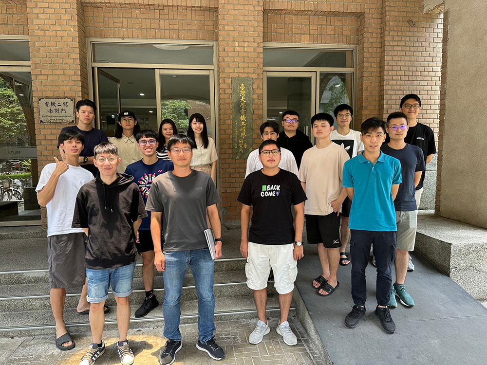 Image4:Prof. Chun-Hsing Li’s team from the Department of Electrical Engineering will collaborate with a team from UC-Berkeley. The image shows a group photo of Prof. Chun-Hsing Li and his research team.