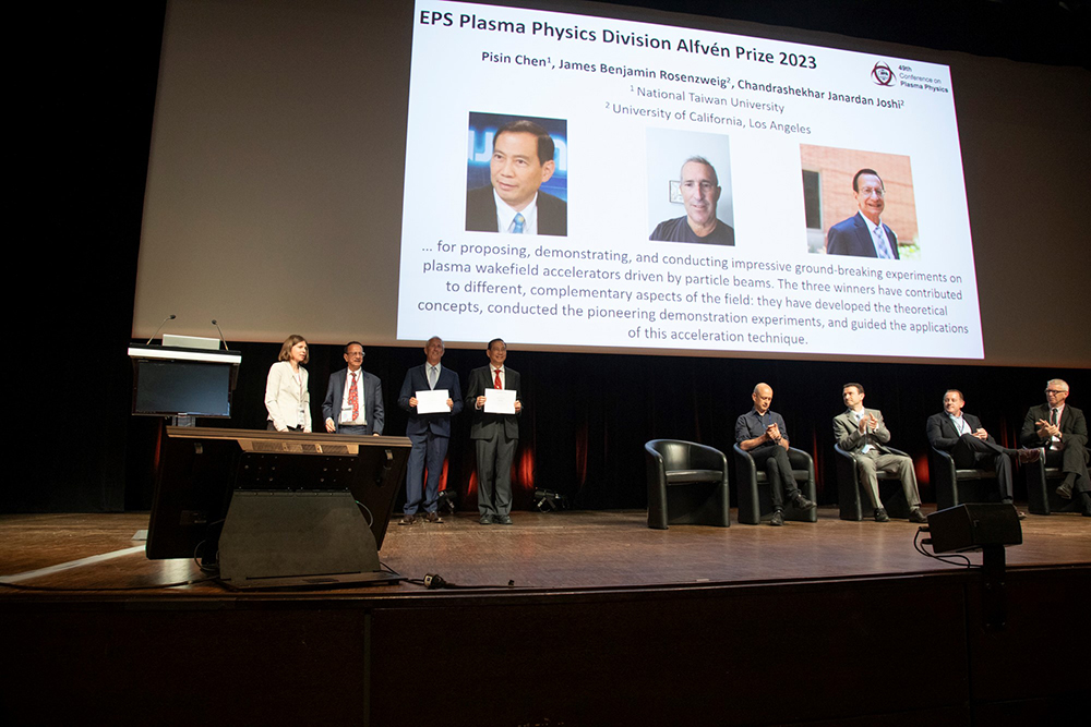 Image1:The 2023 European Physical Society Hannes Alfvén Award ceremony took place on July 3 in Bordeaux, France. The ceremony was presided over by Professor Kristel Crombe, the Chair of the Plasma Physics Division of the European Physical Society.