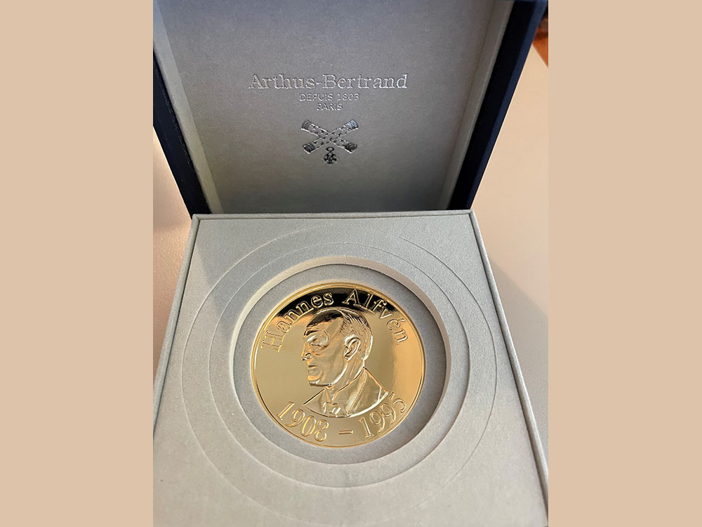 Image6:The reverse side of the Gold Medal recognizes the laureate’s outstanding contributions to plasma physics.