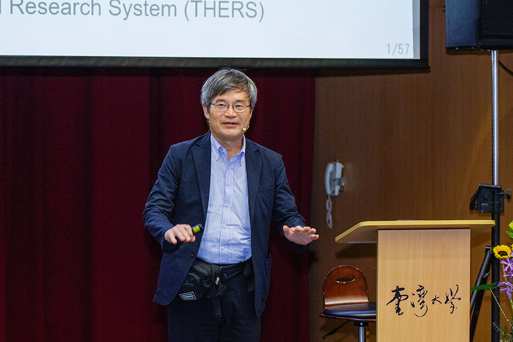 Image2:NTU has established the NTU Royal Palm Lecture Series this year, inviting distinguished figures who have outstanding achievements or international influence, to give lectures on campus. For the inaugural lecture of the NTU Royal Palm Lecture Series, NTU invited Professor Amano Hiroshi, the 2014 Nobel Laureate in Physics, to deliver a lecture.