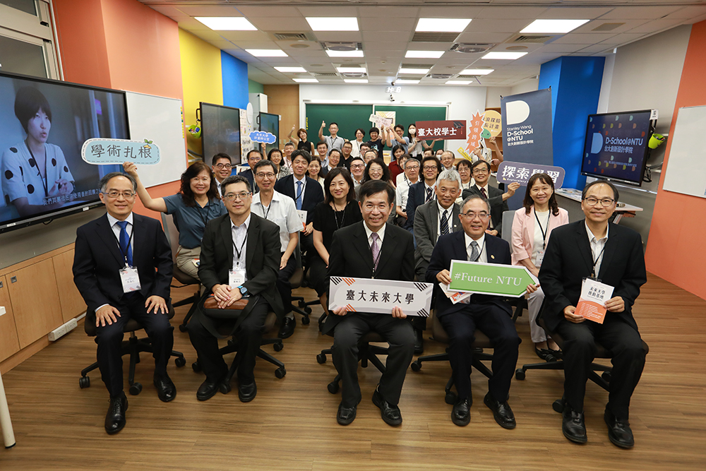 Image4:NTU held the inauguration ceremony for the "Office of Future NTU Initiatives" today. In the front row, from left to right, were Hong-Jen Wang, Vice President for Academic Affairs; Hsin-Yuan Tseng, Senior Executive Officer of the Ministry of Education; Wen-Chung Pan, Minister of Education; Wen-Chang Chen, President of NTU; and Shih-Torng Din, Vice President of NTU.