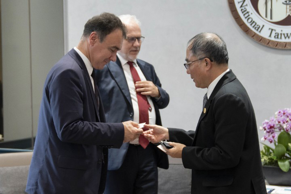 Image3:President Chen exchanged business cards with the Polish guests.