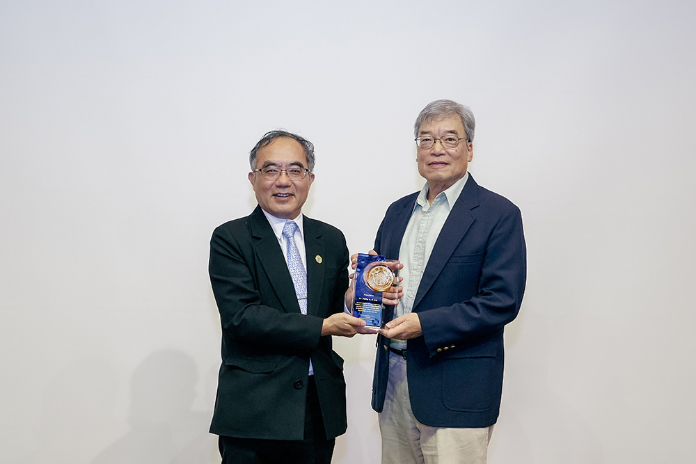 Image4:President Chen (on the left) presents the Royal Palm Lecture trophy to Dr. Liu (on the right). 