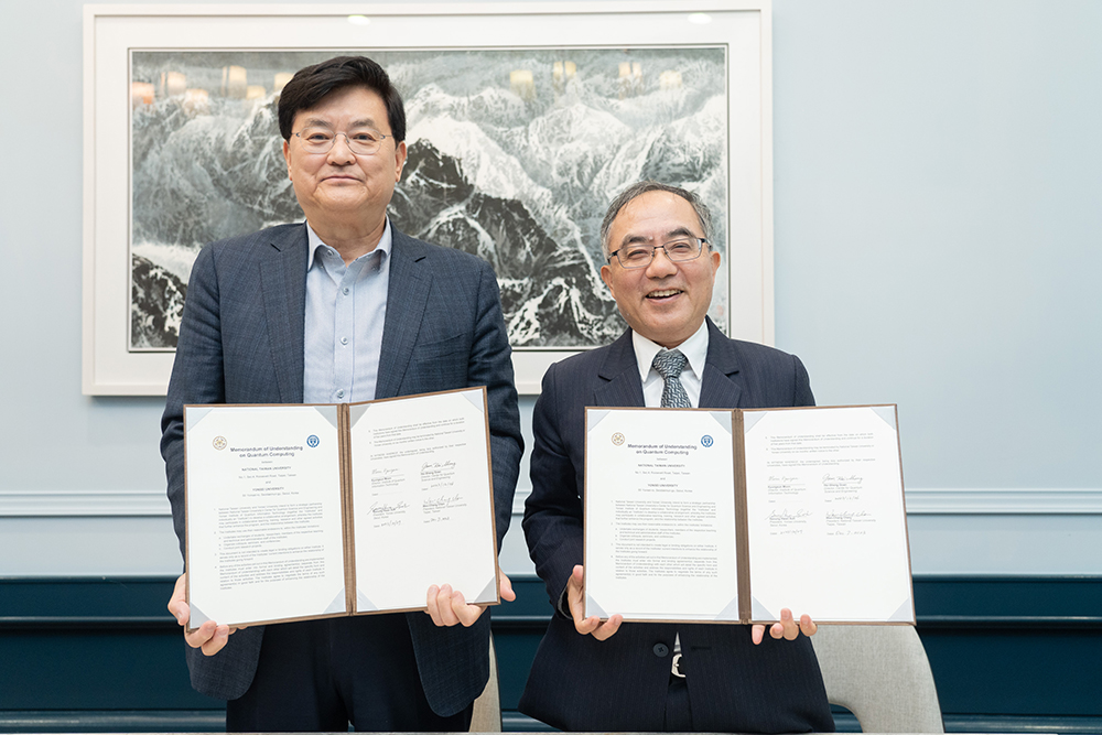 Image1:President Chen (right) and President Seoung Hwan Suh (left) presented the signed a memorandum of cooperation in quantum science and engineering.