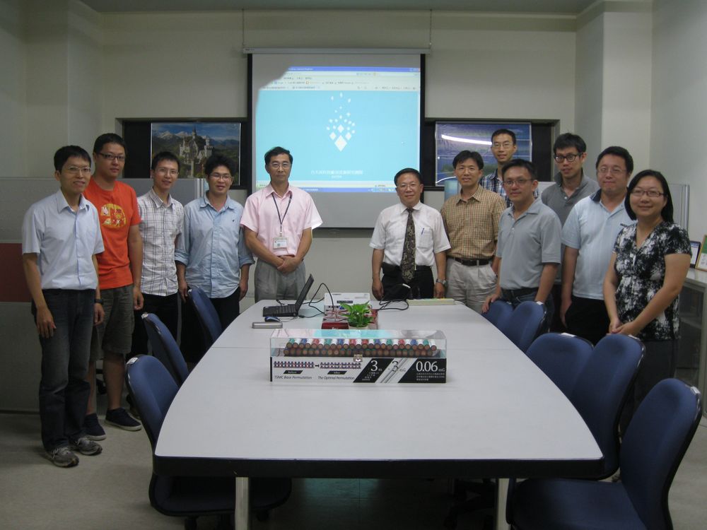張慶瑞副校長到竹北分部與張陸滿教授之高科技廠房設施研究團隊合照。