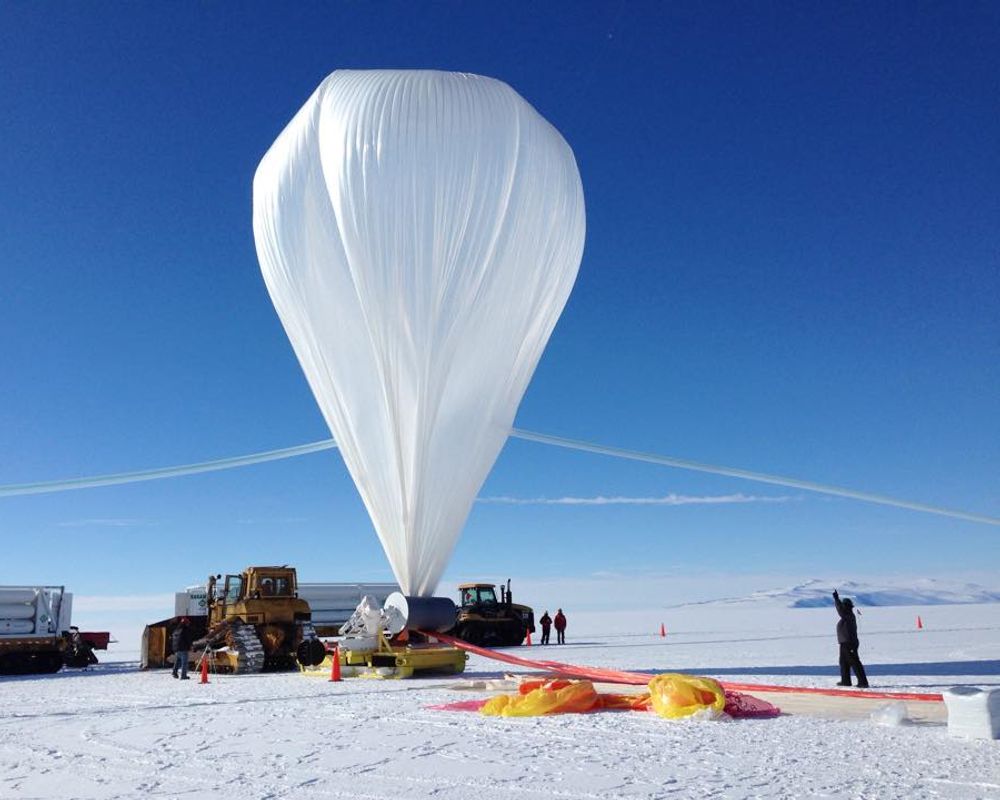 圖2:ANITA 實驗由美國太空總署所特製的大氣球帶往距離地表 35 到 40 公里處的高空，聆聽來自南極冰原中的無線電波訊號。