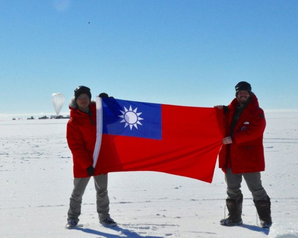 圖1:國立臺灣大學天文物理所及「梁次震宇宙學與粒子天文物理學中心」所參加的國際合作實驗「南極脈衝瞬態天線」（Antarctic Impulsive Transient Antenna, ANITA）於台北時間 12 月 18 日在南極升空。