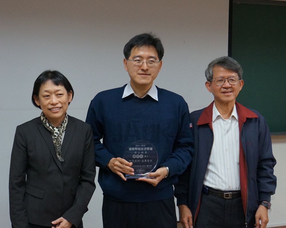 物理系陳凱風副教授榮獲第九屆 (103年度) 傑出年輕金玉學者，此一獎項設立目的為鼓勵年輕學者從事基礎科學研究，並協助國內學術單位爭取優秀年輕學者在臺服務，以提升臺灣的國際學術競爭力。。