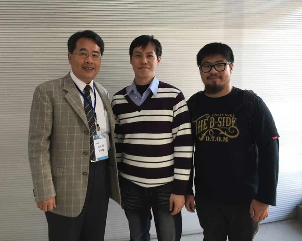 照片為部分團隊成員江昭皚教授、陳佳滎博士、王健豪博士生（由左至右）。