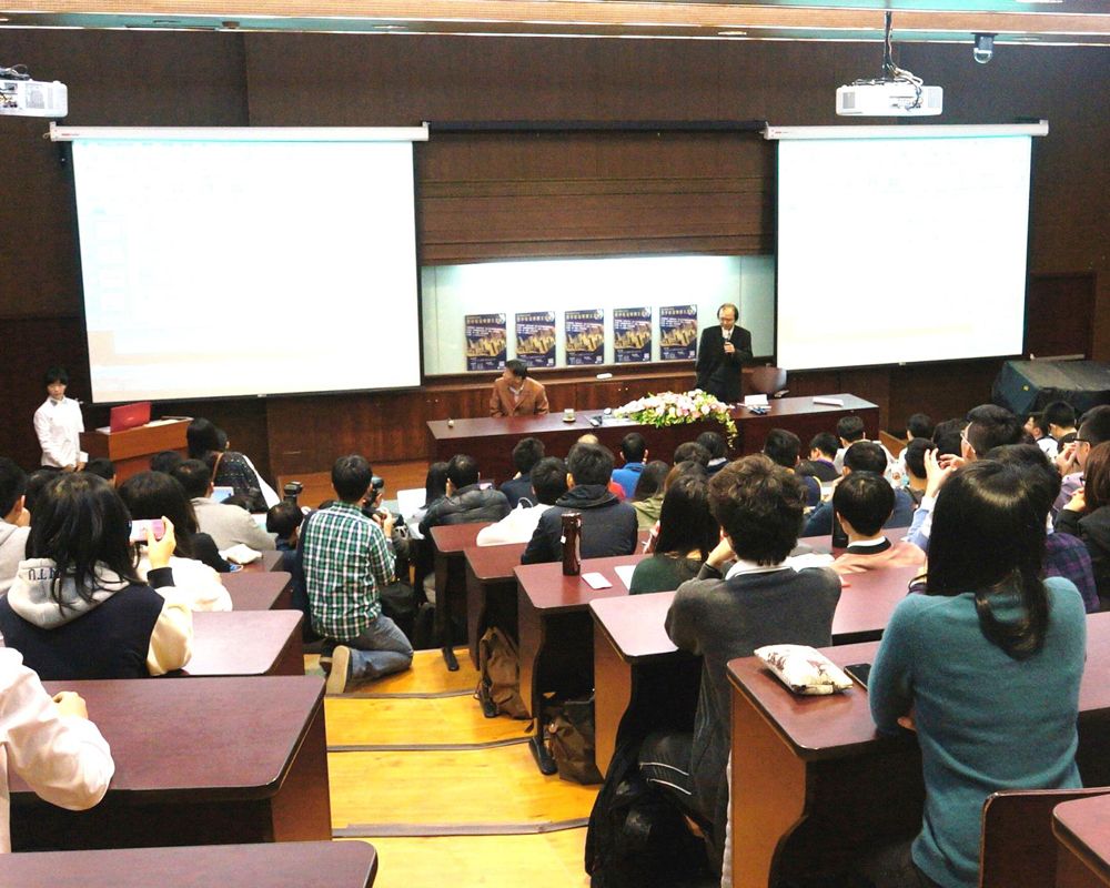 臺北市長柯文哲在臺大文學院以「歷史中的個人」為題，為「臺大學生哲學桂冠獎」進行演講。整場演講為時一個小時十分鐘，座無虛席。