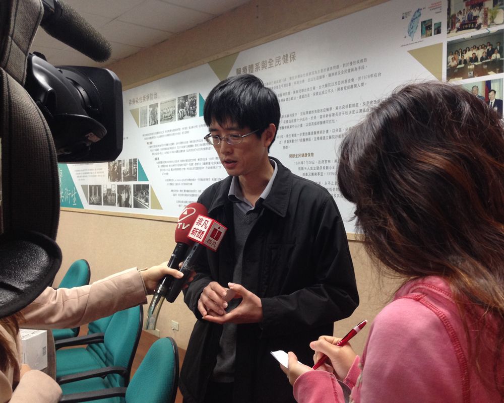吳章甫教授接受記者訪談。