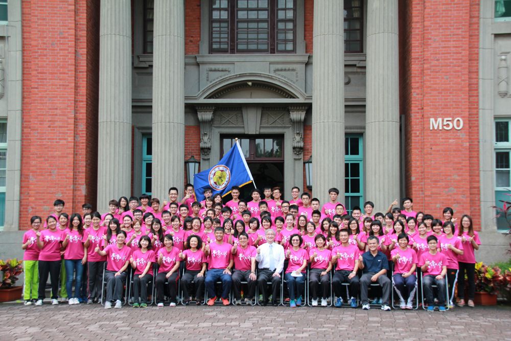 楊泮池校長(圖中)與 104 年全國大專院校運動會本校參與者共同合影。