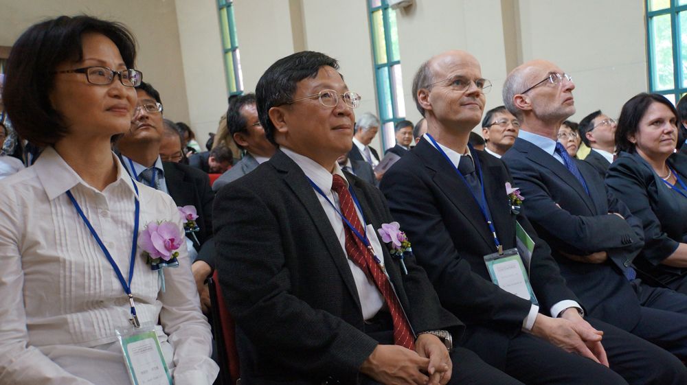 張慶瑞副校長(左二)全程專注聆聽。
