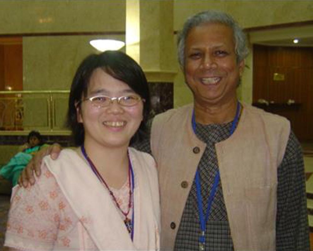 曾育慧與孟加拉經濟學家穆罕默德．尤努斯(Muhammad Yunus)合影。