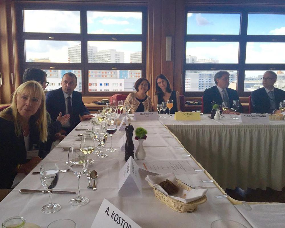 花亦芬教授與參訪團成員在德國外交部International Club接受外交部官員午宴招待。